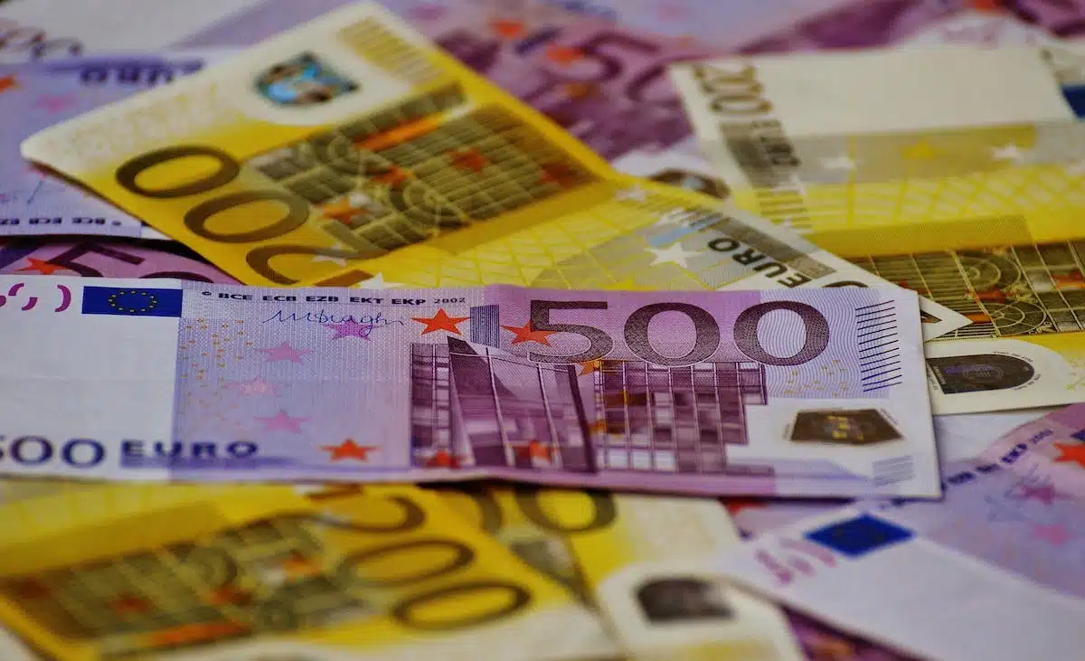 Faire un chèque de 20000 euros : procédures et précautions